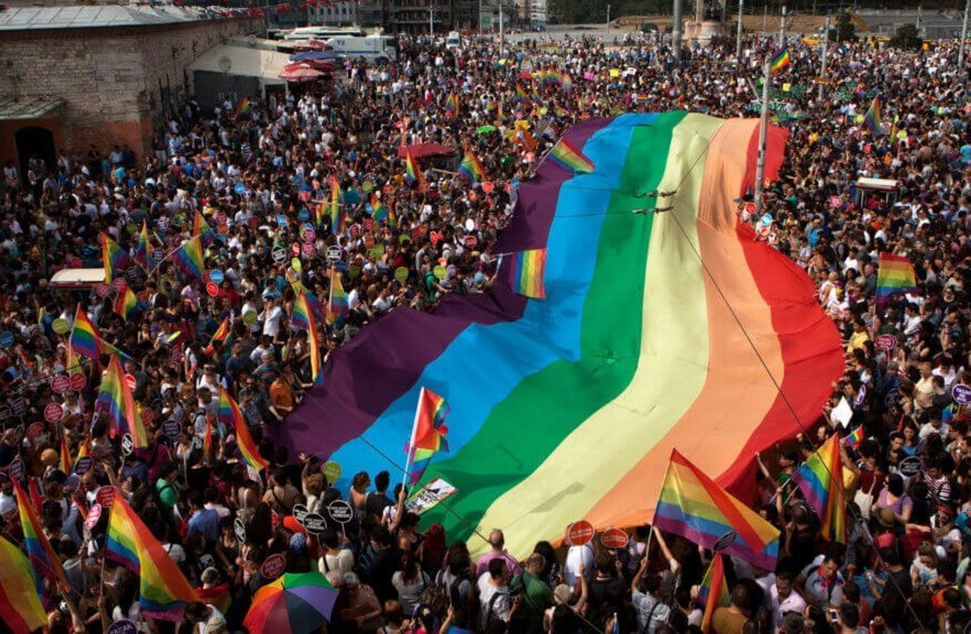 Türkiye'de Siyasetin LGBTİ+'larla İmtihanı
