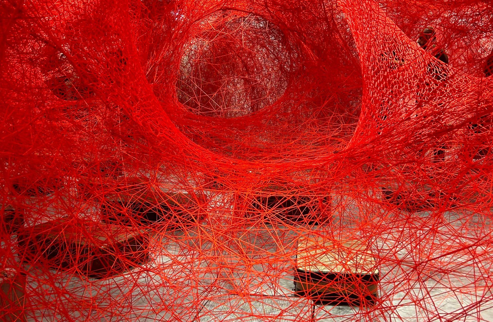 Chiharu Shiota’nın İstanbul’da kurduğu bağlar