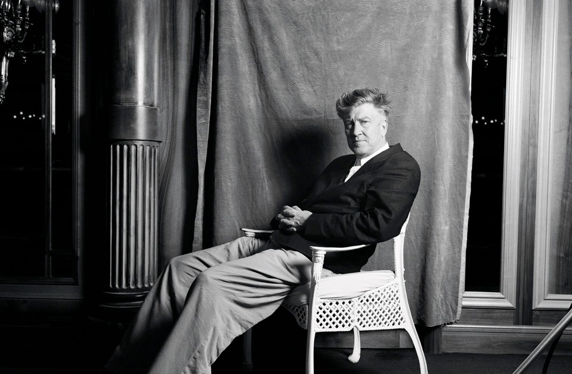 David Lynch kırmızısı: Ucubeler, devler ya da gülümseyen çuval