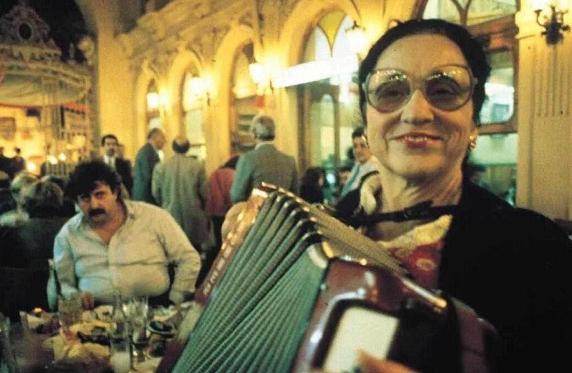 Mekanlardan insanlara Beyoğlu pasajları: Çiçek Pasajı ve Avrupa Pasajı