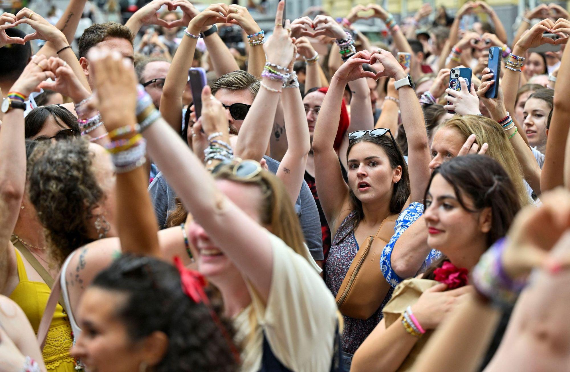 Müzik endüstrisinin görünmez itici kuvveti: ‘Fangirl’lerin gücü nelere kadir?