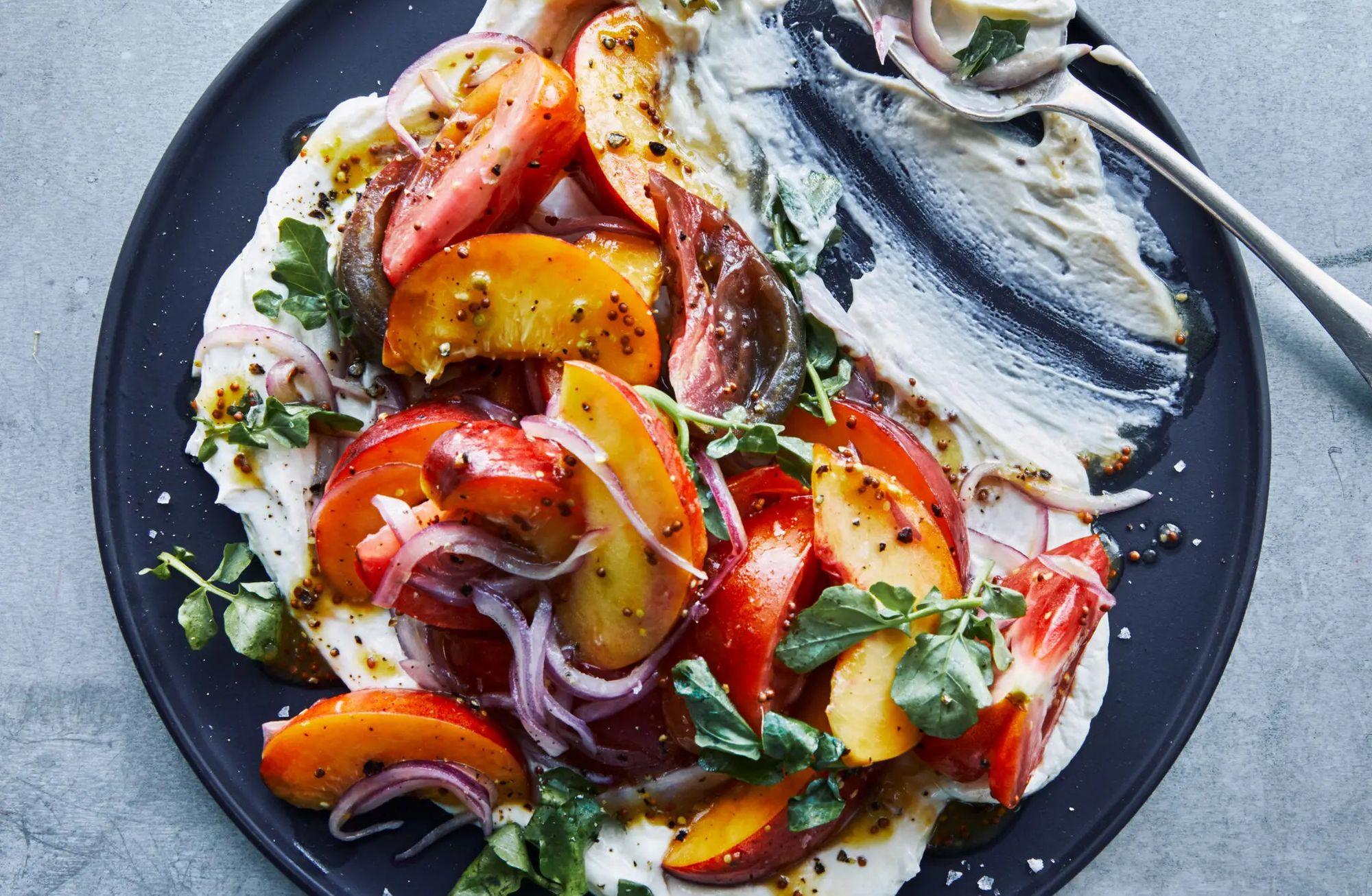 Çırpılmış keçi peynirli domates ve şeftali salatası