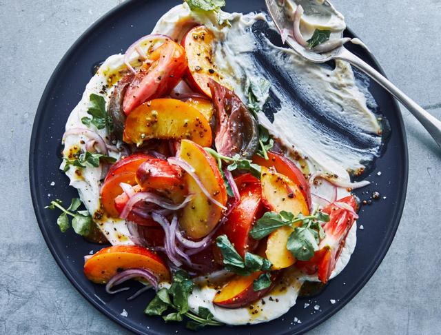 Çırpılmış keçi peynirli domates ve şeftali salatası