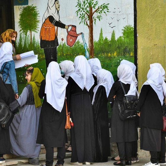 Unutulan bir hikâye: Afganistan'da kız çocuklarının eğitimine ara verildi