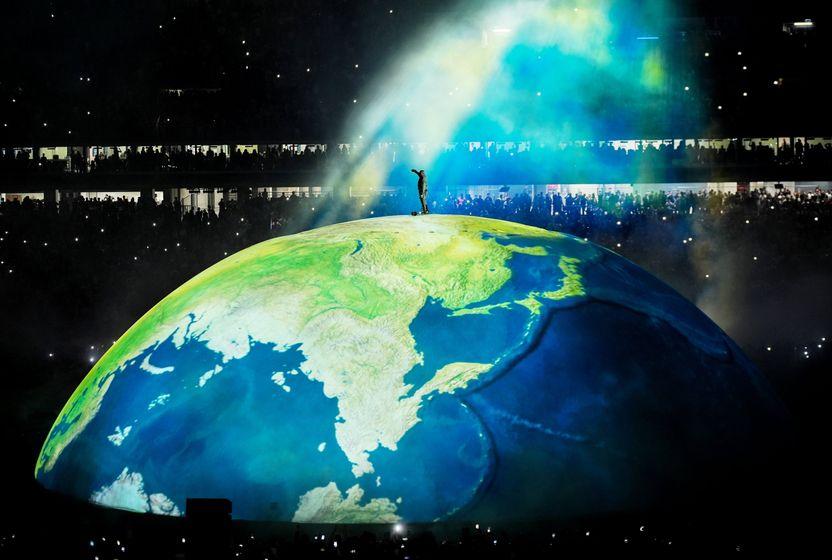 buyuk-konserler-buyuk-teoriler-insanlar-neden-dev-etkinliklerin