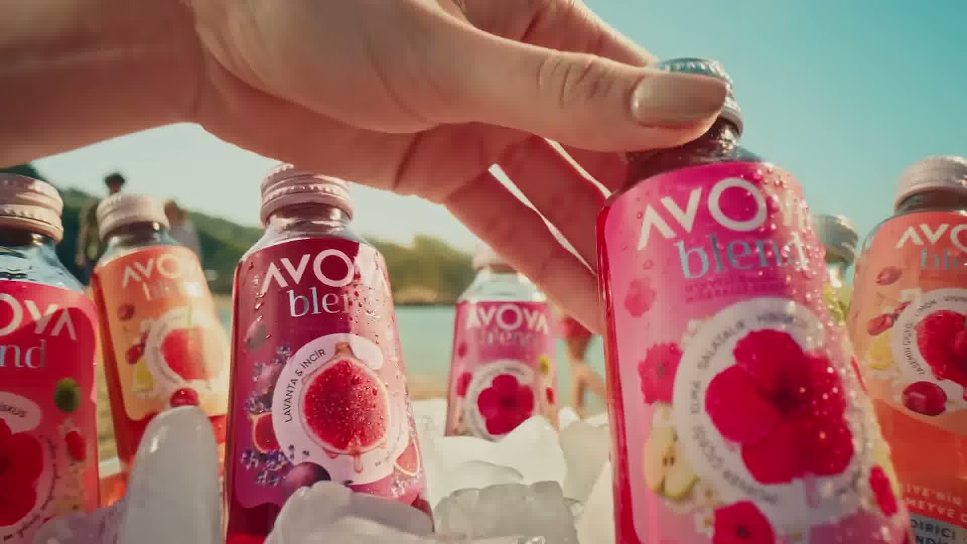 Buz dolu kovadan seçilen AVOYA Blend şişeleri